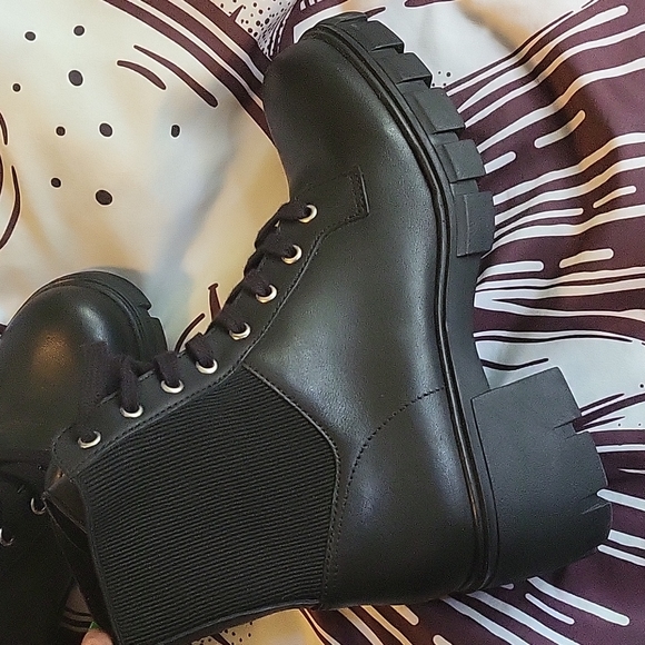 Boots - Picture 8 of 9